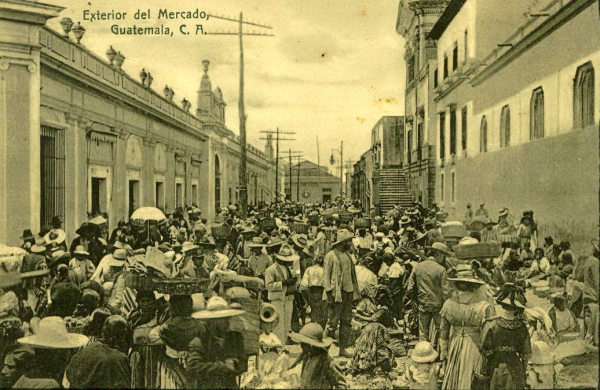 Fig. 2. Alberto G. Valdeavellano, Exterior del Mercado Central de Guatemala, s.f. Fotografía. Fuente: Tarjeta Postal, Archivo Fotográfico del Museo de Historia de Guatemala, dominio público.