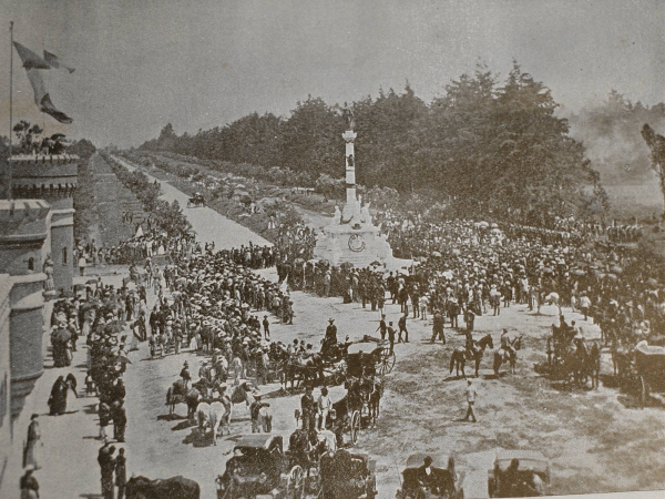 Fig. 4. Alberto G. Valdeavellano, Monumento a Miguel García Granados en el «boulevard 30 de junio» en el momento de su inauguración, 1896. Fotografía. Fuente: La Ilustración Guatemalteca, 1896, vol. 1, n. 1. p. 10ª, dominio público.