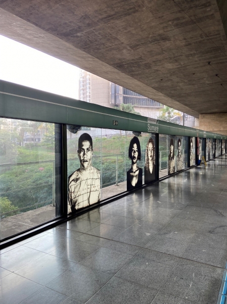 Fig. 4. Alex Flemming, Sumaré, 1998. 44 retratos de 1,75 x 1,25 x 0,01 m cada uno. Intervención artística en el andén del metro. Estación Sumaré, São Paulo, Brasil.Fuente: elaboración propia, 2023.