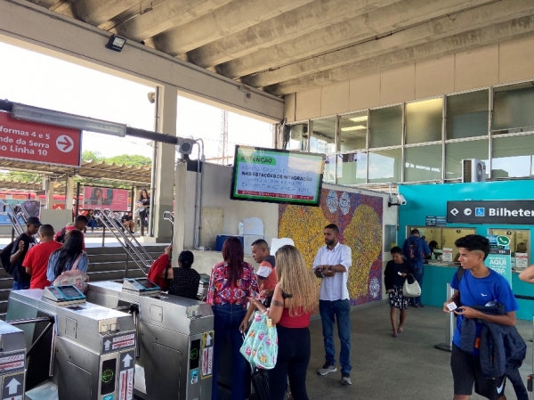 Fig. 5. Alex Flemming, Duas Cabeças. Vistas desde el panel de acceso público junto a la billetería. Estación Prefeito Celso Daniel, Santo André-São Paulo, Brasil. Fuente: elaboración propia, 2023