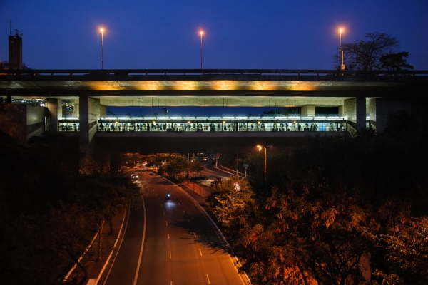 Fig. 6. Vista exterior y nocturna de la estación de Sumaré, con énfasis en el valle y la avenida Paulo VI que se encuentran bajo su estructura. 2019. Companhia Metropolitana Metrô São Paulo. Fotografía: Marcia Alves / Metrô SP, Fuente: <https://www.flickr.com/photos/metrospoficial/48755516026/>.