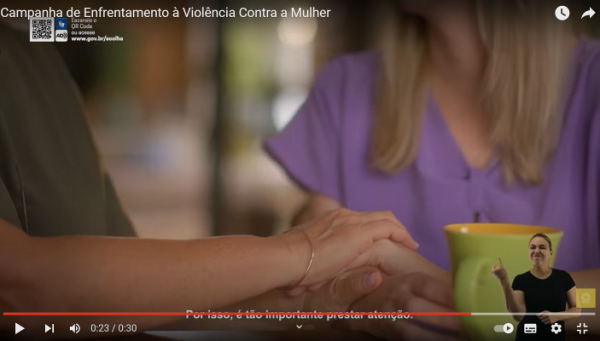 Figura – Destaque para as mãos no filme "Campanha de enfrentamento à violência contra a mulher"